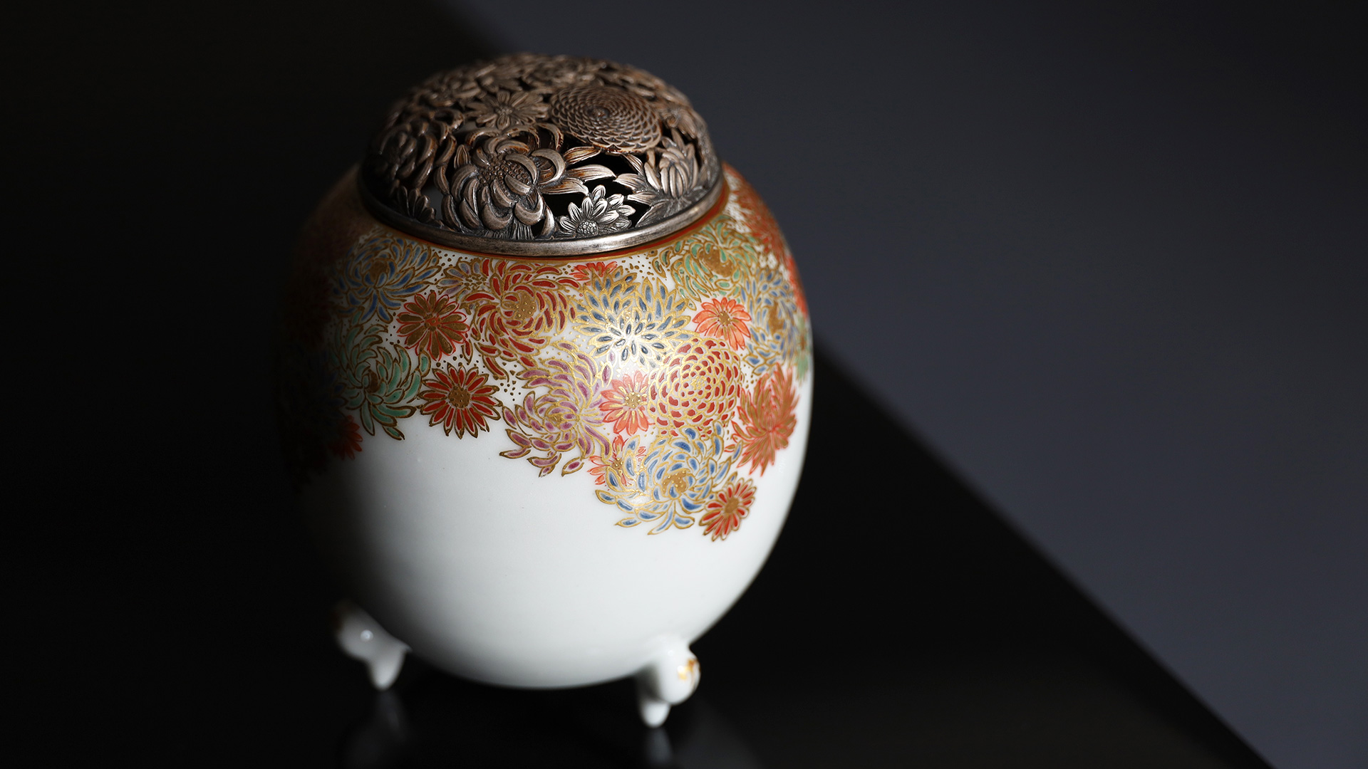 Hirasa Incense Burner with Design of Chrysanthemum（Edo Period）-y1