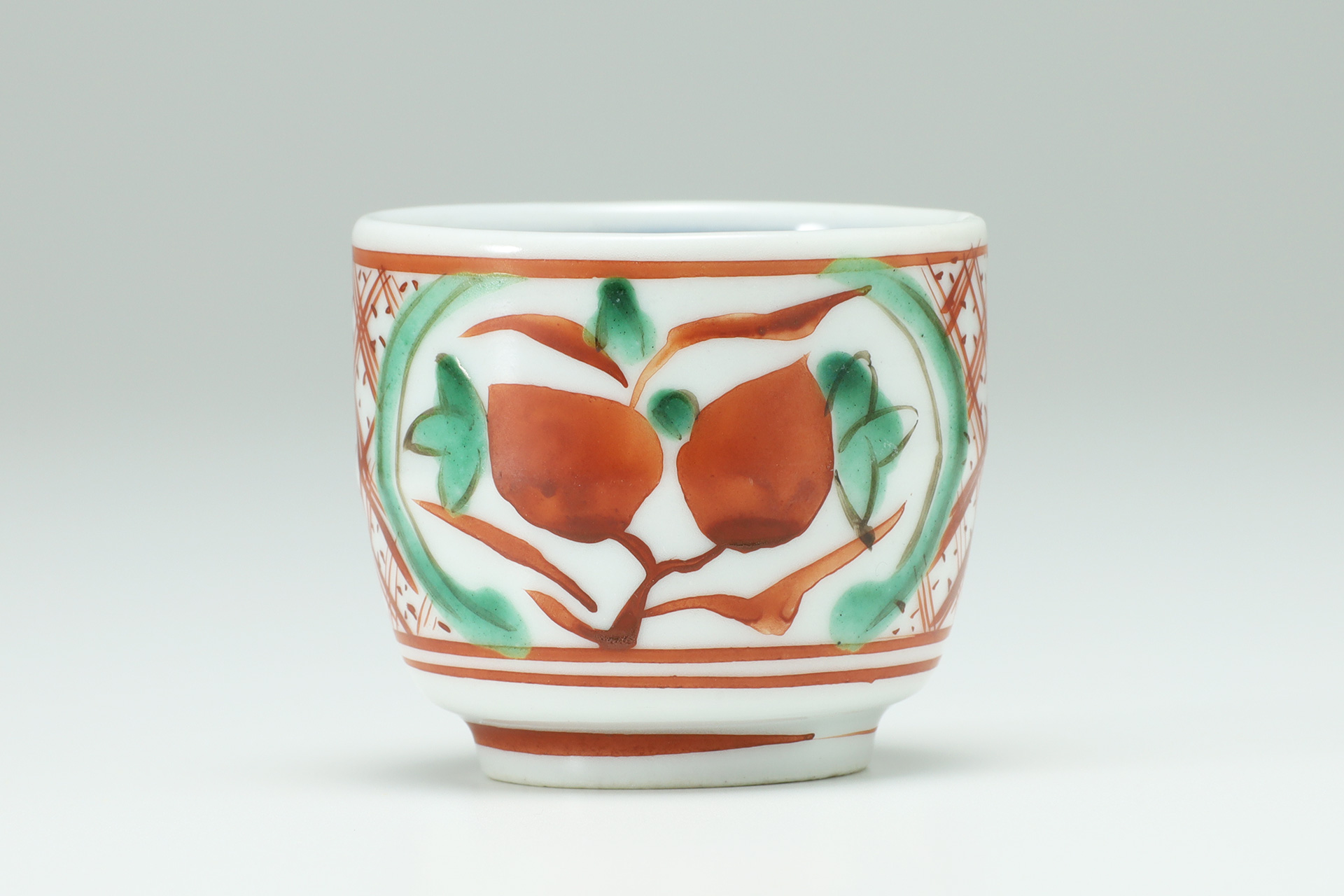 Aka-Gosu Sake Cup with Design of Flowers（Rosanjin Kitaoji）-1