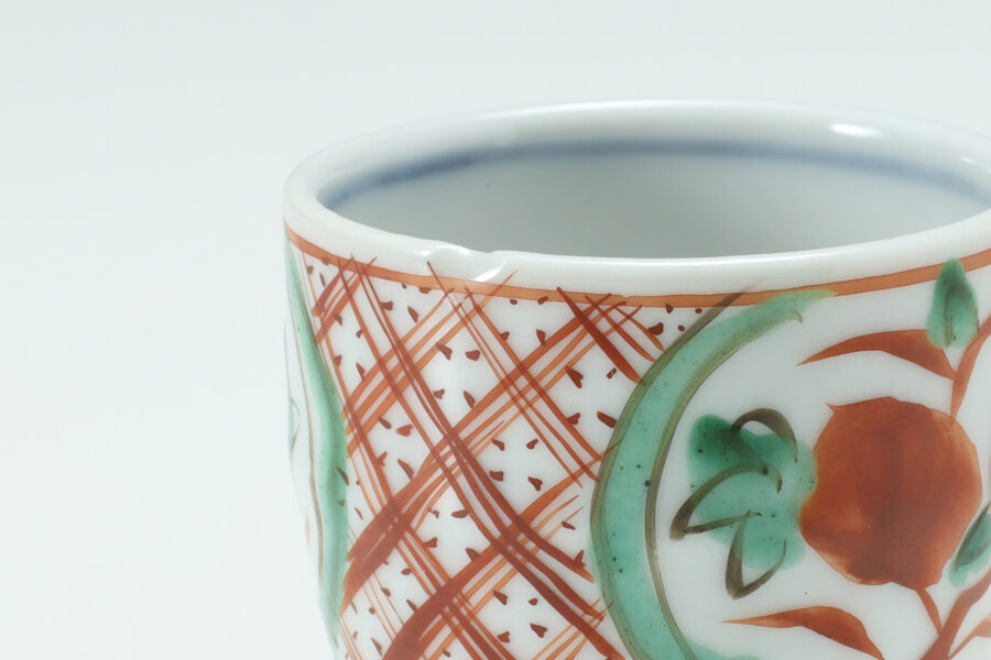 Aka-Gosu Sake Cup with Design of Flowers（Rosanjin Kitaoji）-3