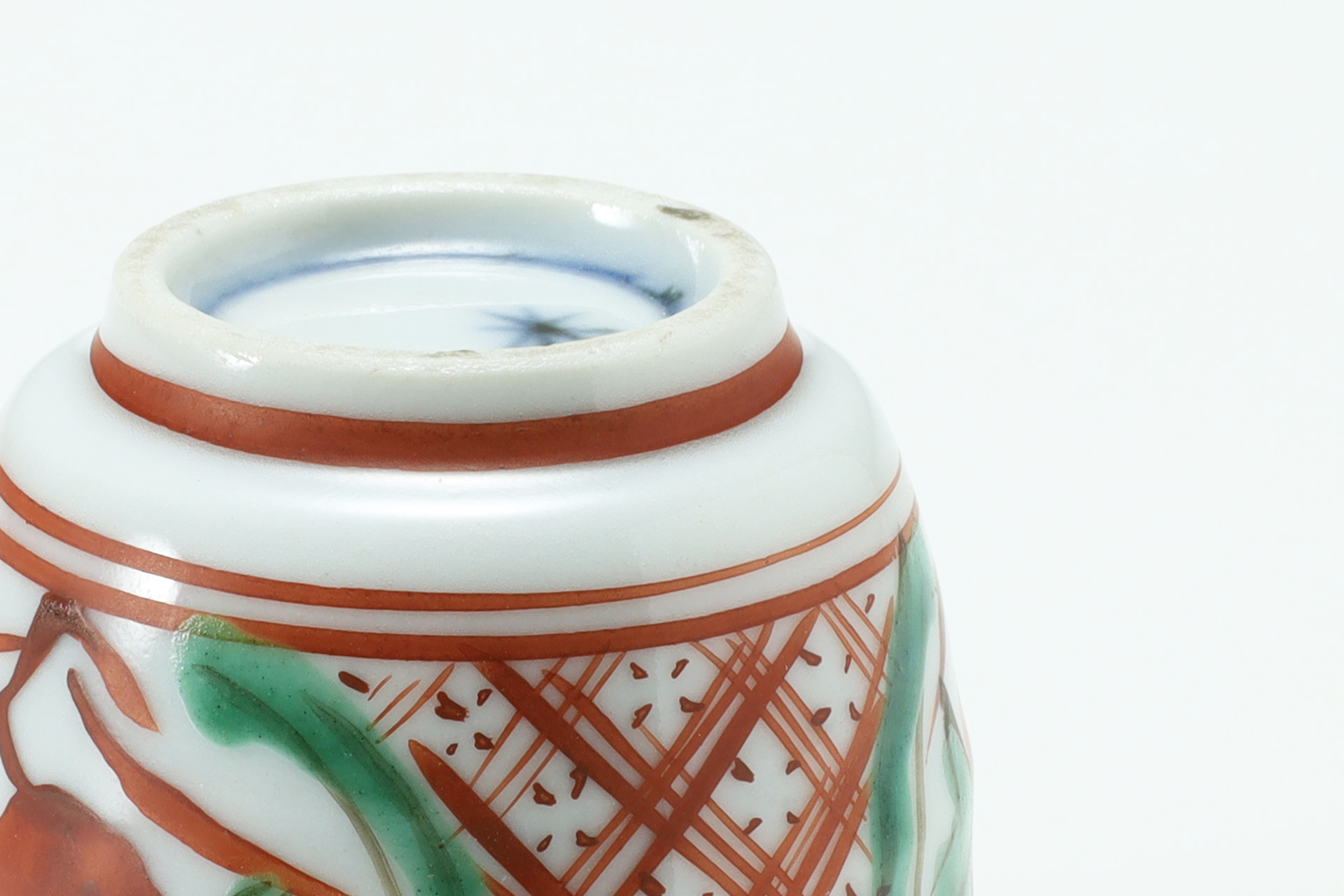 Aka-Gosu Sake Cup with Design of Flowers（Rosanjin Kitaoji）-6