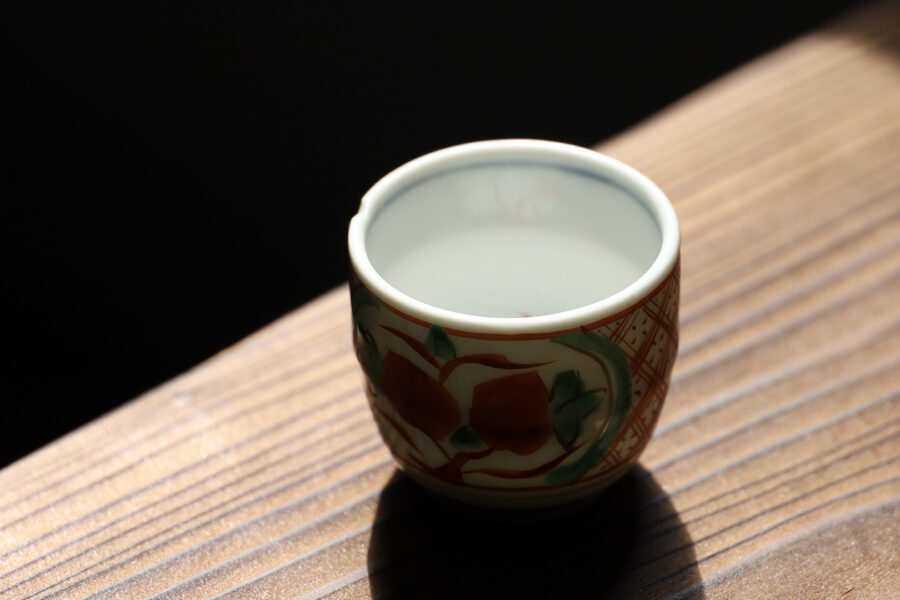 Aka-Gosu Sake Cup with Design of Flowers（Rosanjin Kitaoji）