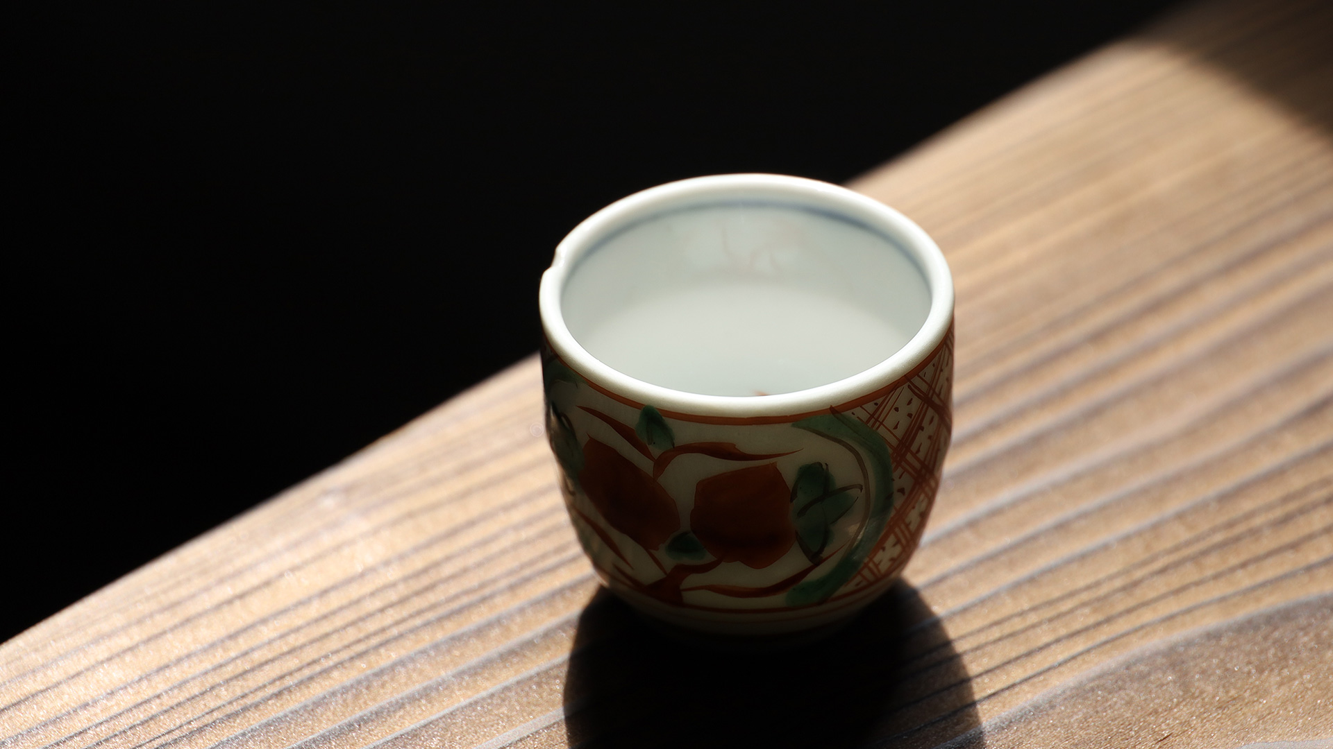Aka-Gosu Sake Cup with Design of Flowers（Rosanjin Kitaoji）-y1