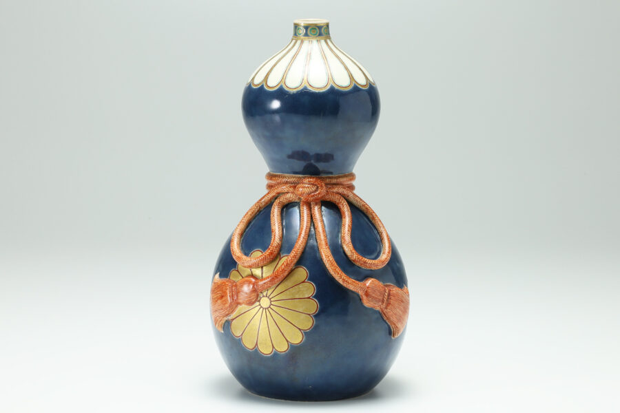Satsuba Bottle with Design of Chrysanthemum（Edo-Meiji Period）-1