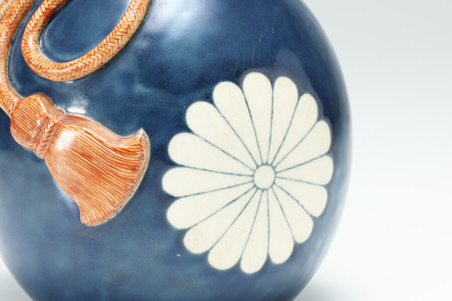 Satsuba Bottle with Design of Chrysanthemum（Edo-Meiji Period）-4