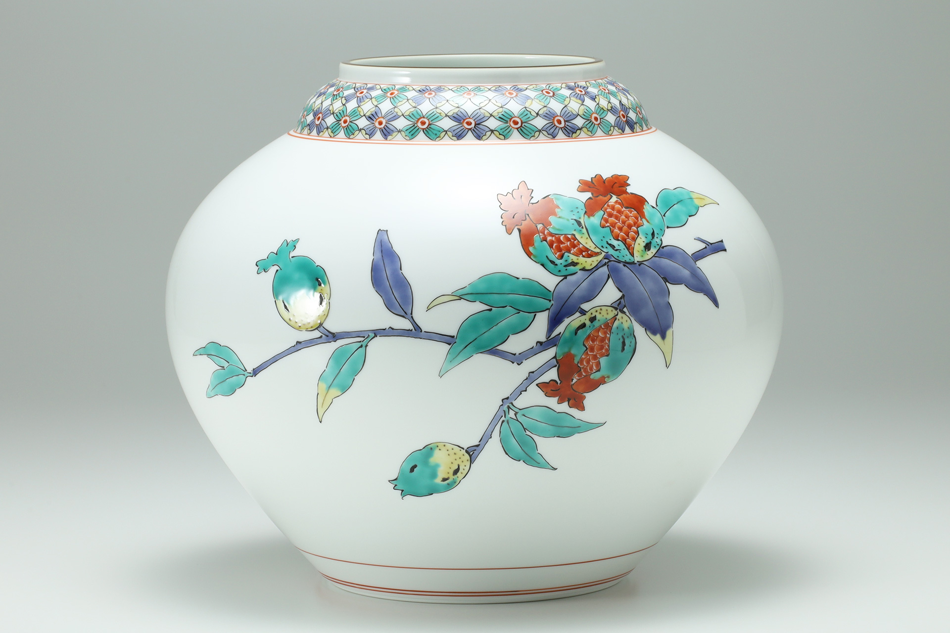 Nigoshide Vase with Design of Pomegranates（14th Kakiemon Sakaida）-1
