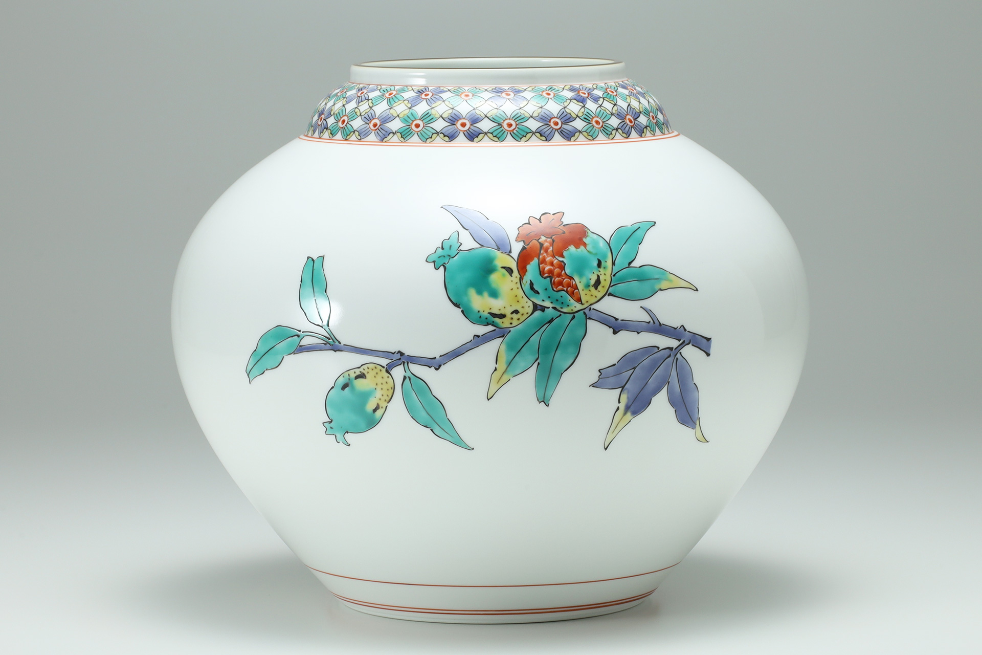 Nigoshide Vase with Design of Pomegranates（14th Kakiemon Sakaida）-2