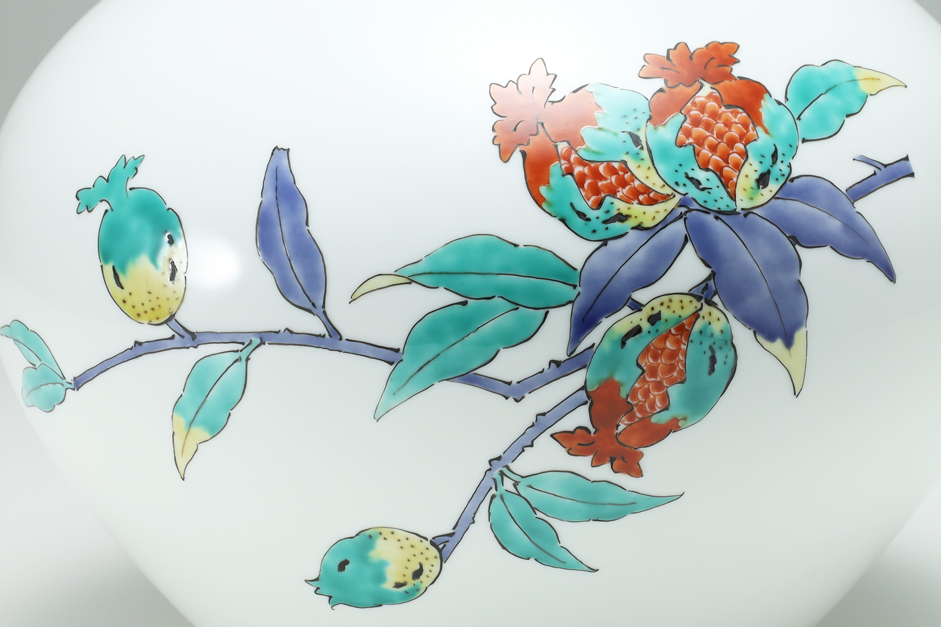 Nigoshide Vase with Design of Pomegranates（14th Kakiemon Sakaida）-4