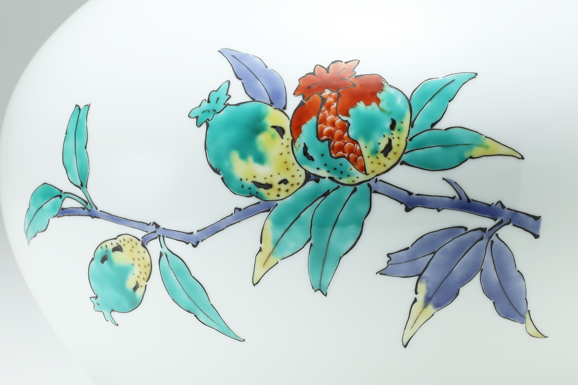 Nigoshide Vase with Design of Pomegranates（14th Kakiemon Sakaida）-5