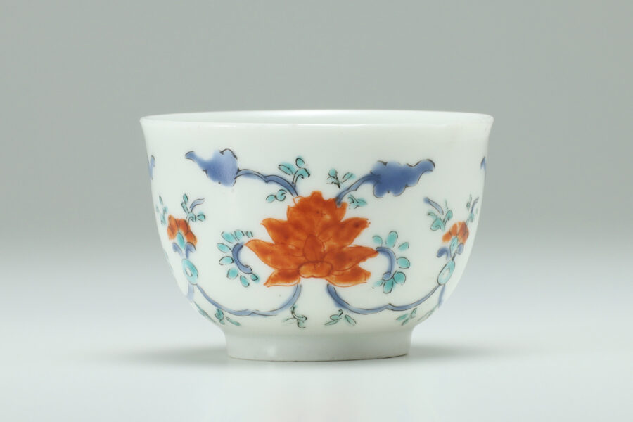 Old-Kakiemon Sake Cup with Design of Peony-Arabesque（Edo Period）-1