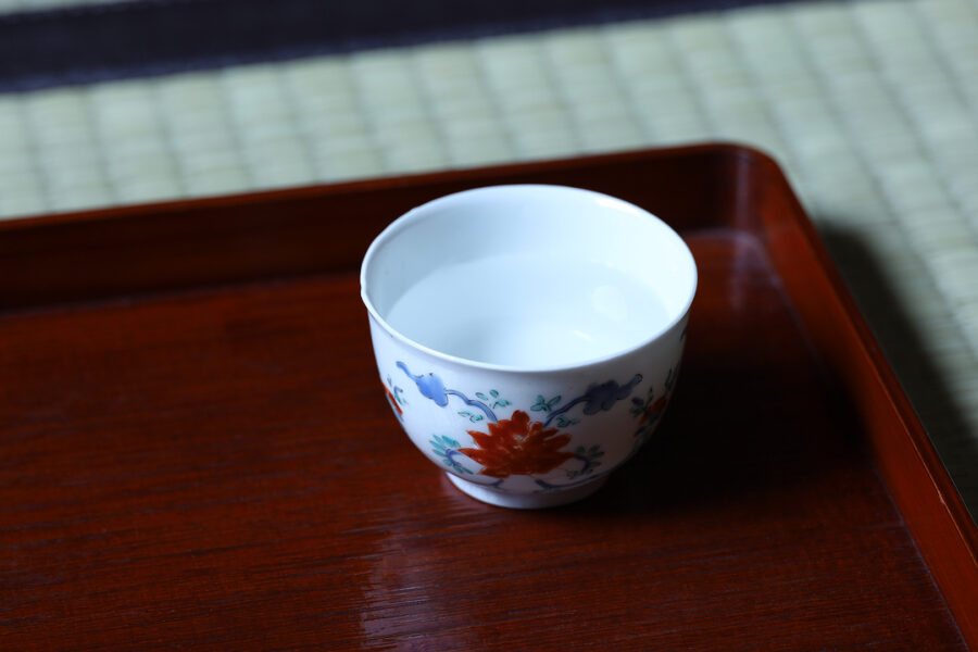 Old-Kakiemon Sake Cup with Design of Peony-Arabesque（Edo Period）