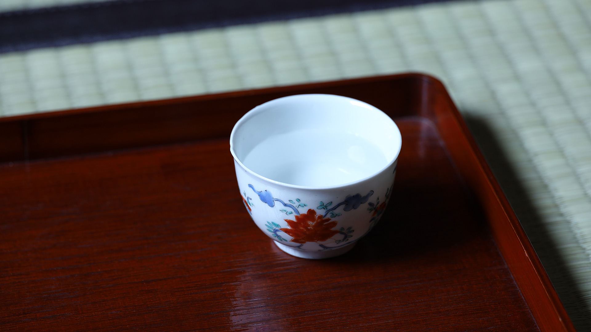 Old-Kakiemon Sake Cup with Design of Peony-Arabesque（Edo Period）-y1