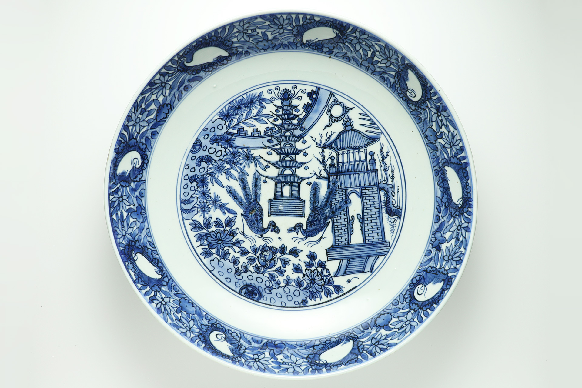 Blue and White Porcelain Large Dish with Design of Tower and Peacock（Ming Dynasty）-1