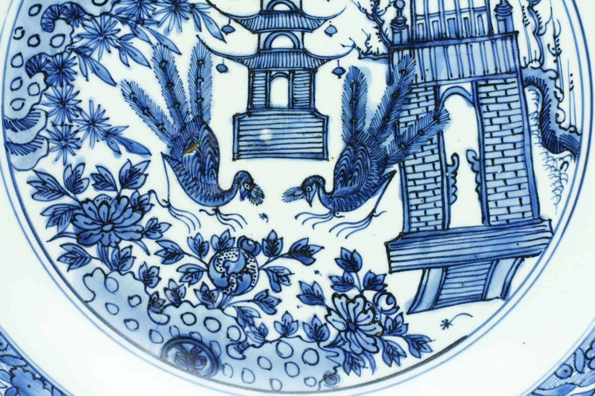 Blue and White Porcelain Large Dish with Design of Tower and Peacock（Ming Dynasty）-3