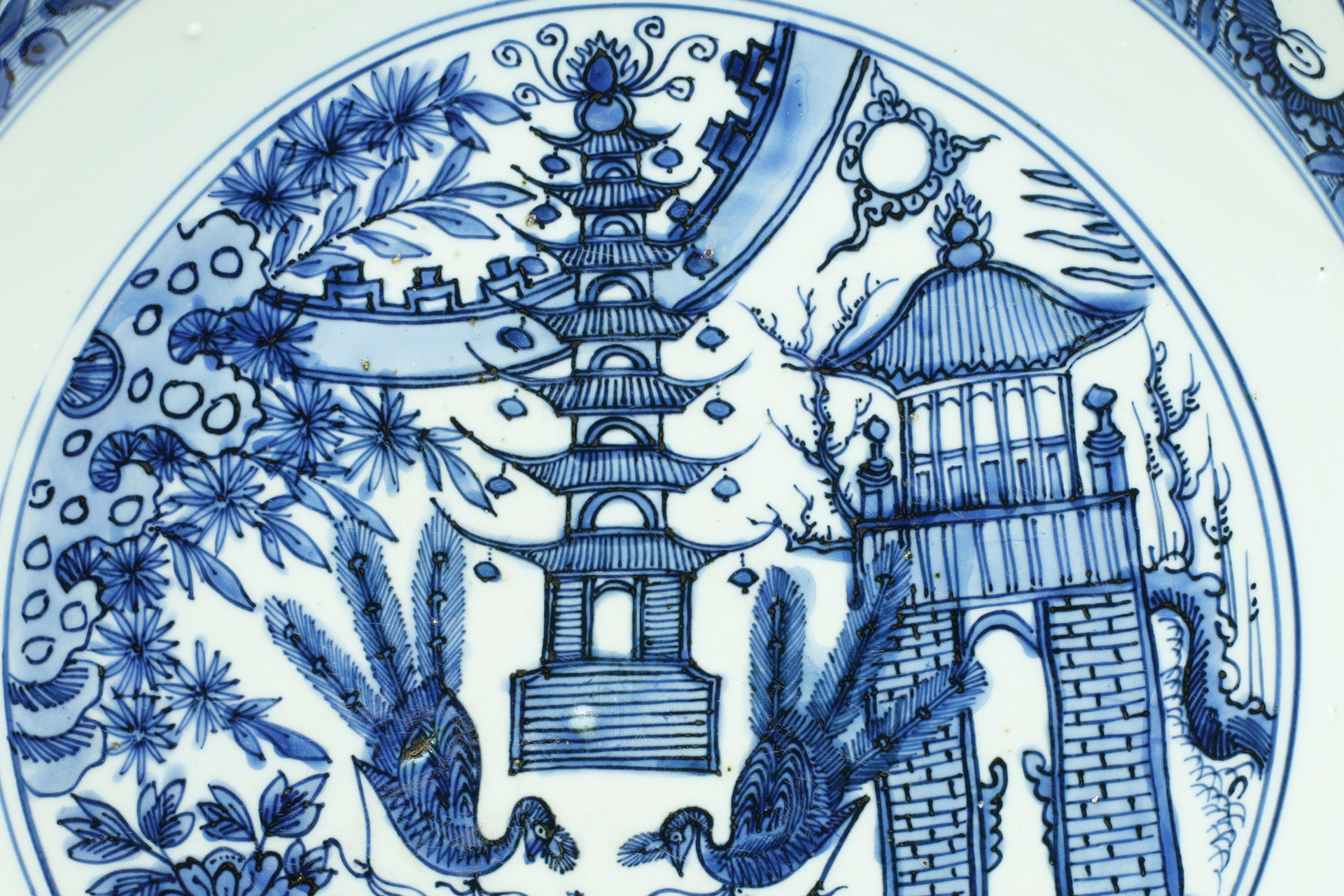 Blue and White Porcelain Large Dish with Design of Tower and Peacock（Ming Dynasty）-4