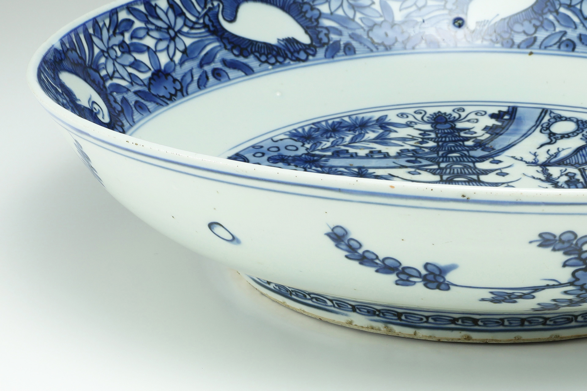 Blue and White Porcelain Large Dish with Design of Tower and Peacock（Ming Dynasty）-6