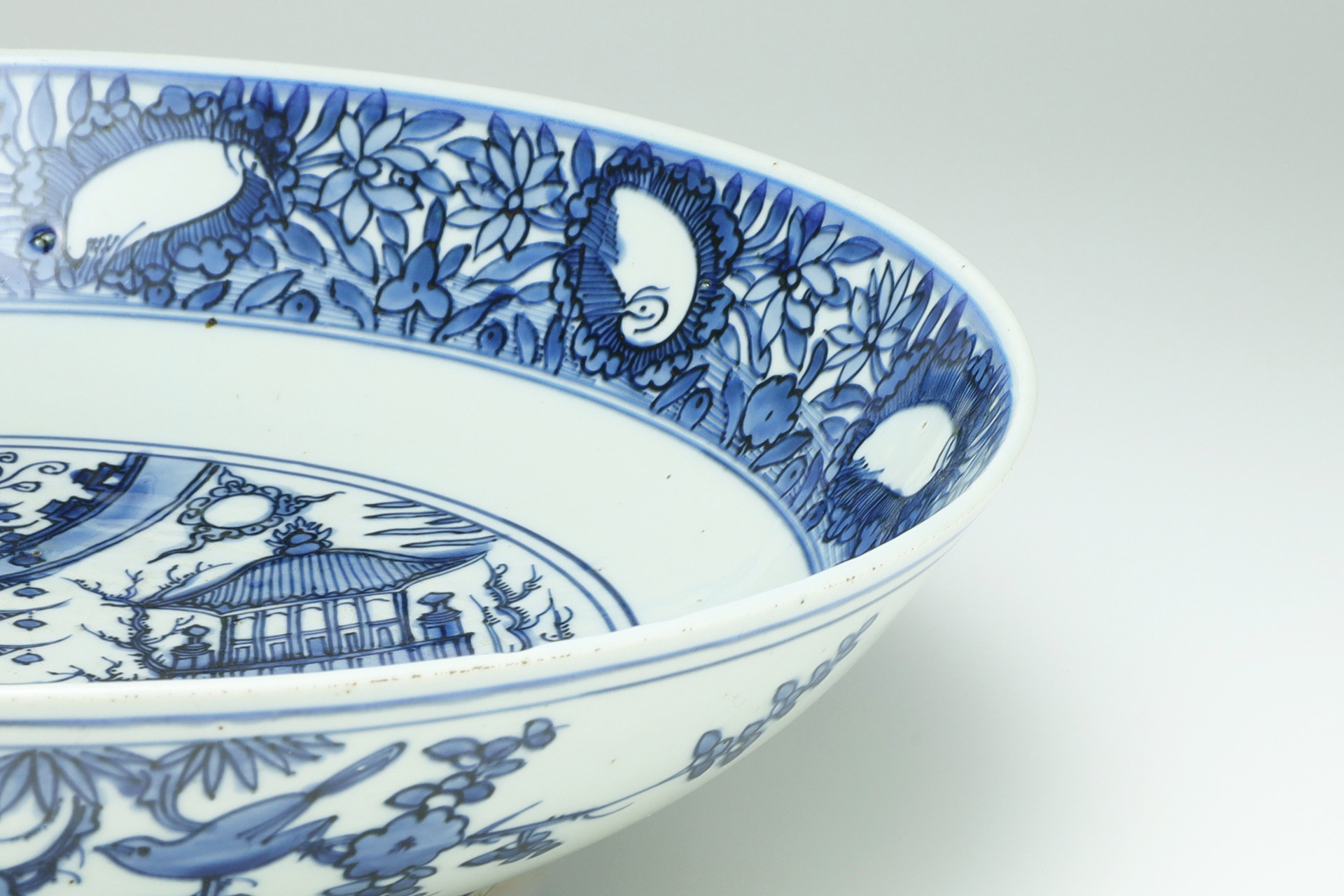 Blue and White Porcelain Large Dish with Design of Tower and Peacock（Ming Dynasty）-7