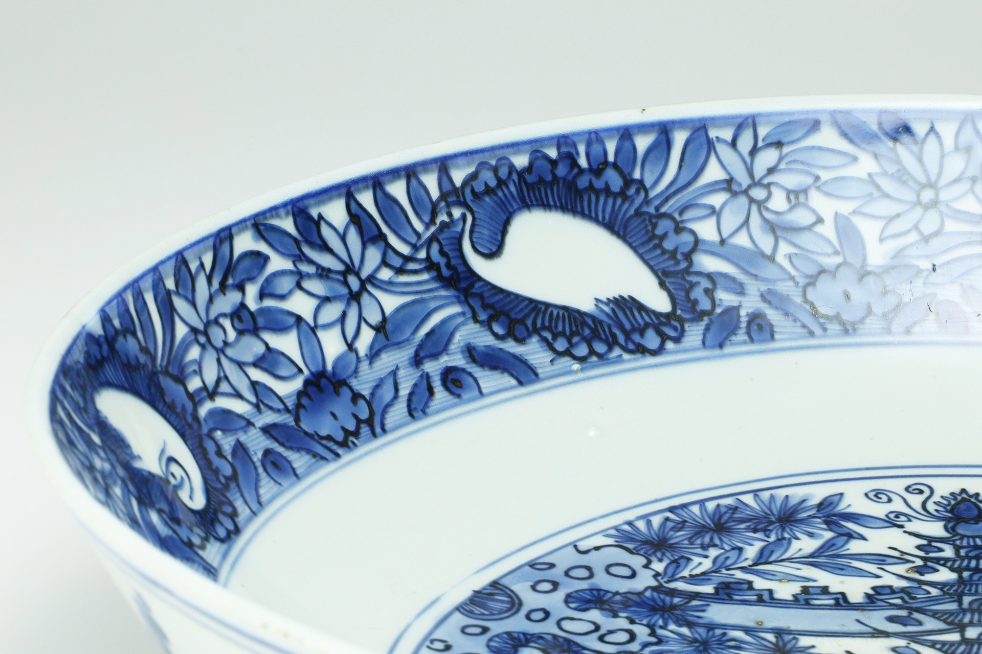 Blue and White Porcelain Large Dish with Design of Tower and Peacock（Ming Dynasty）-8