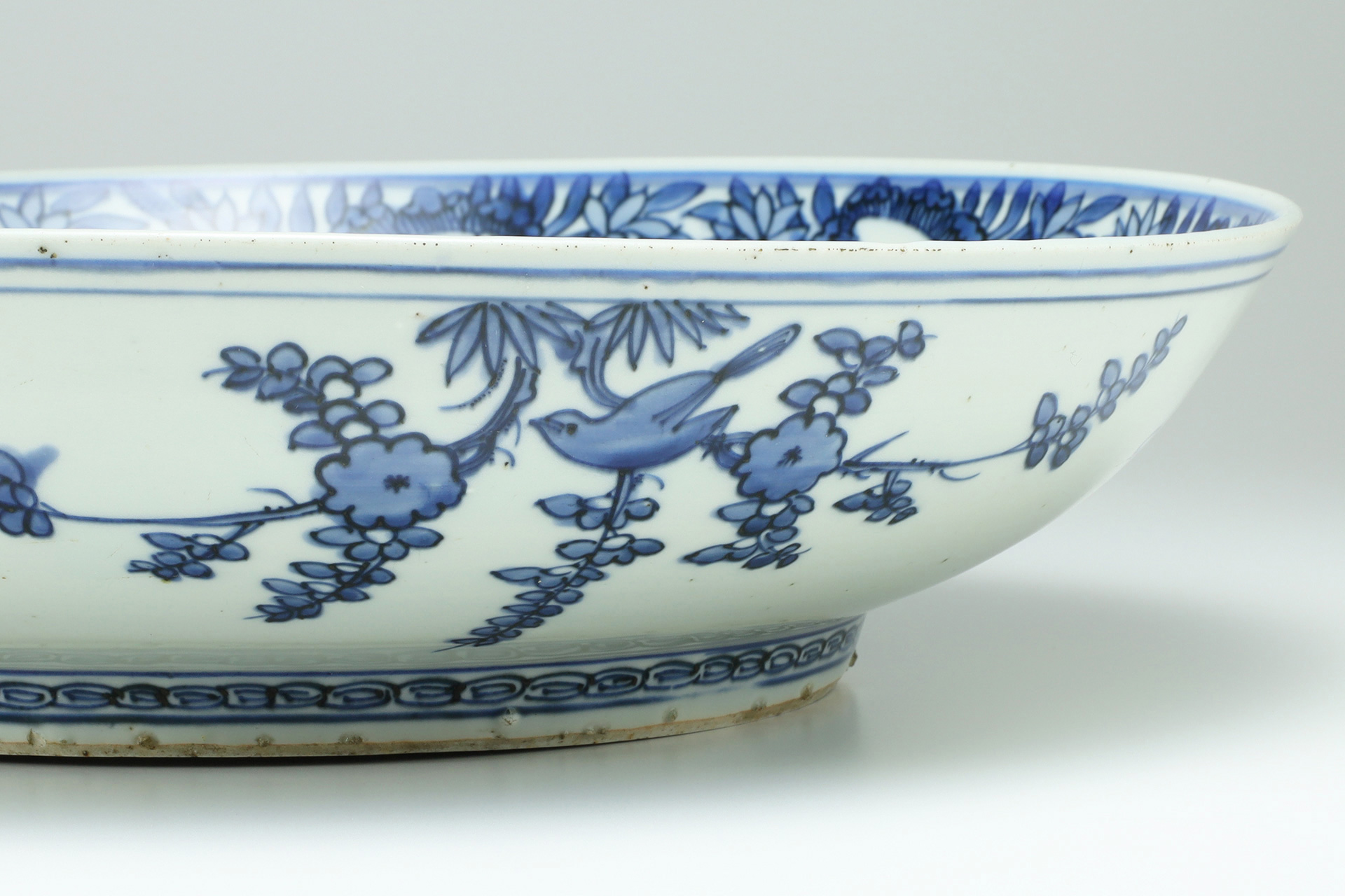 Blue and White Porcelain Large Dish with Design of Tower and Peacock（Ming Dynasty）-9