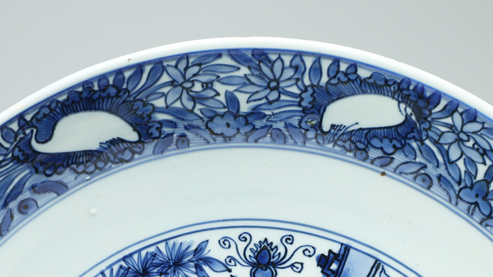 Blue and White Porcelain Large Dish with Design of Tower and Peacock（Ming Dynasty）-4