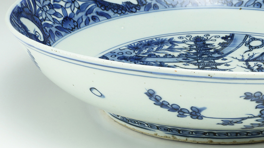 Blue and White Porcelain Large Dish with Design of Tower and Peacock（Ming Dynasty）-5