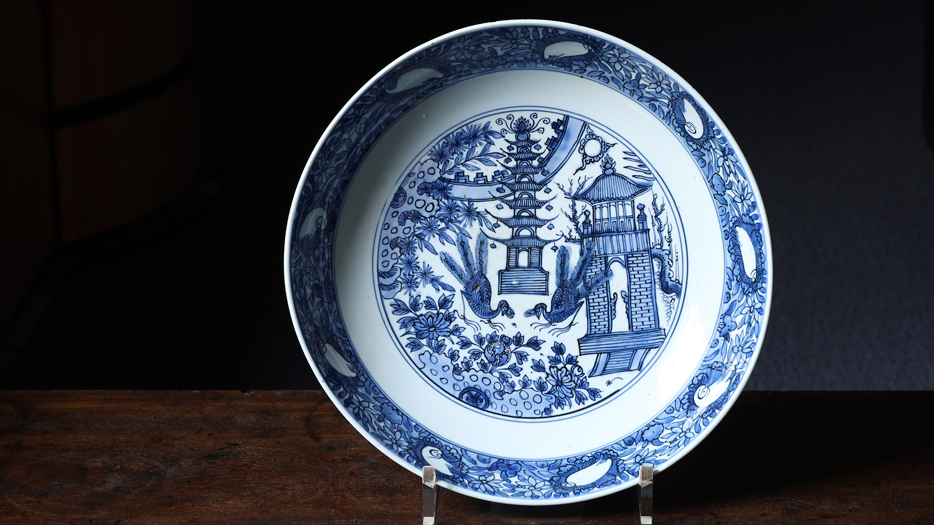Blue and White Porcelain Large Dish with Design of Tower and Peacock（Ming Dynasty）-y1