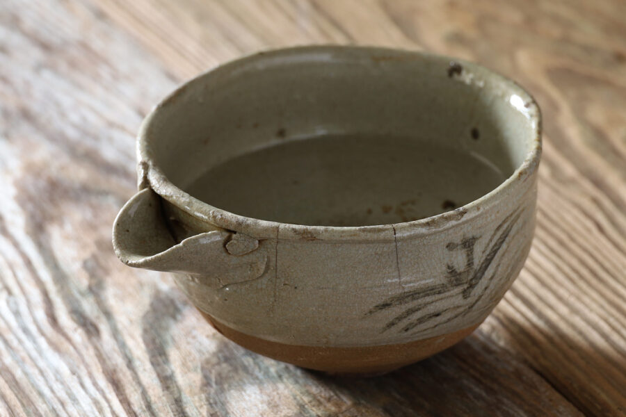 E-Garatsu Spouted Bowl with Design of Grass（Momoyama-Edo Period）