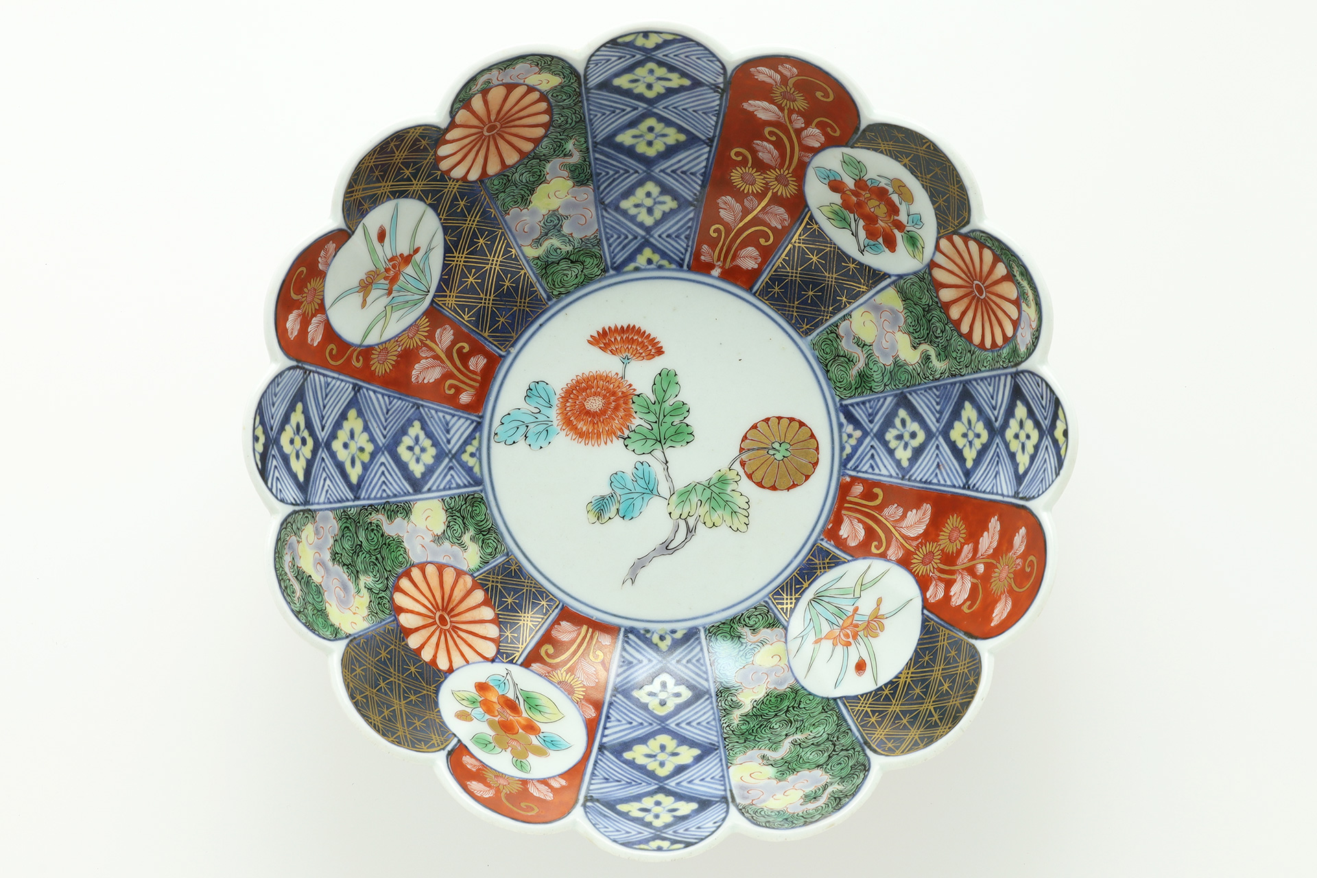 Old-Imari Chrysanthemum shaped Bowl with Design of Chrysanthemum（Edo Period）-1