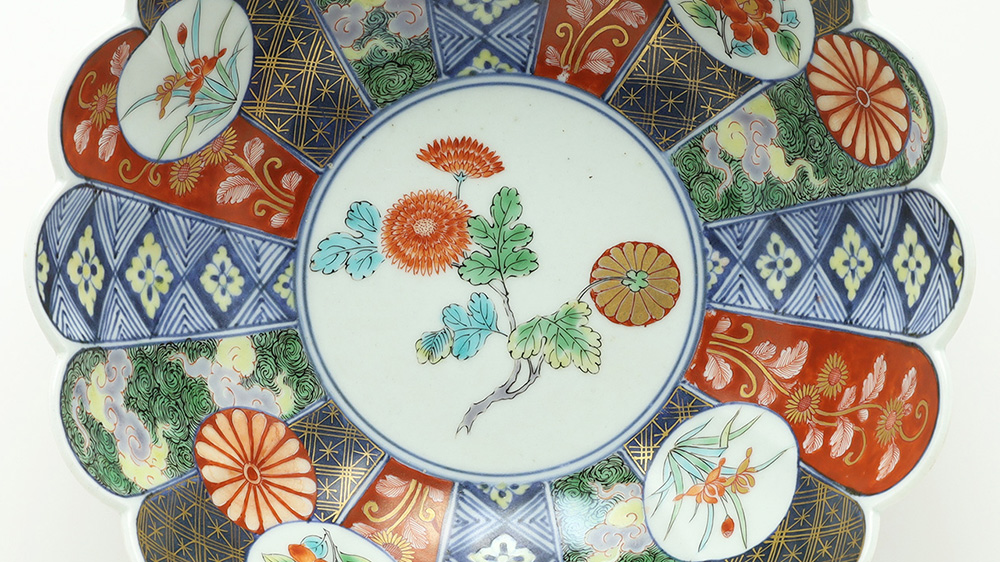 Old-Imari Chrysanthemum shaped Bowl with Design of Chrysanthemum（Edo Period）-1