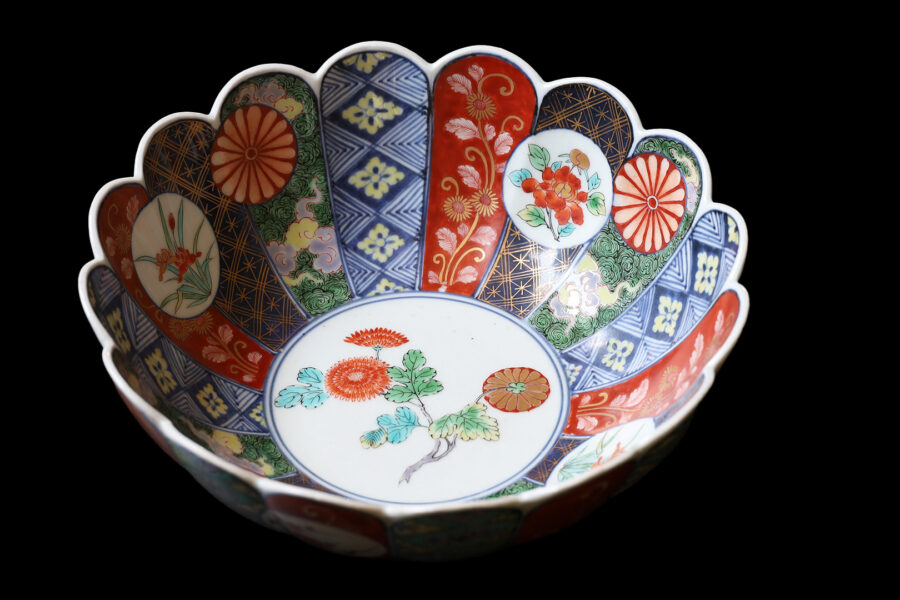 Old-Imari Chrysanthemum shaped Bowl with Design of Chrysanthemum（Edo Period）