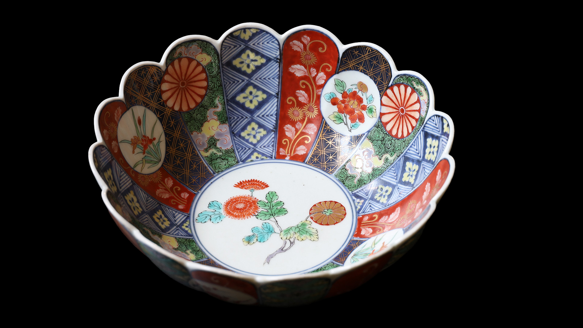 Old-Imari Chrysanthemum shaped Bowl with Design of Chrysanthemum（Edo Period）-y1