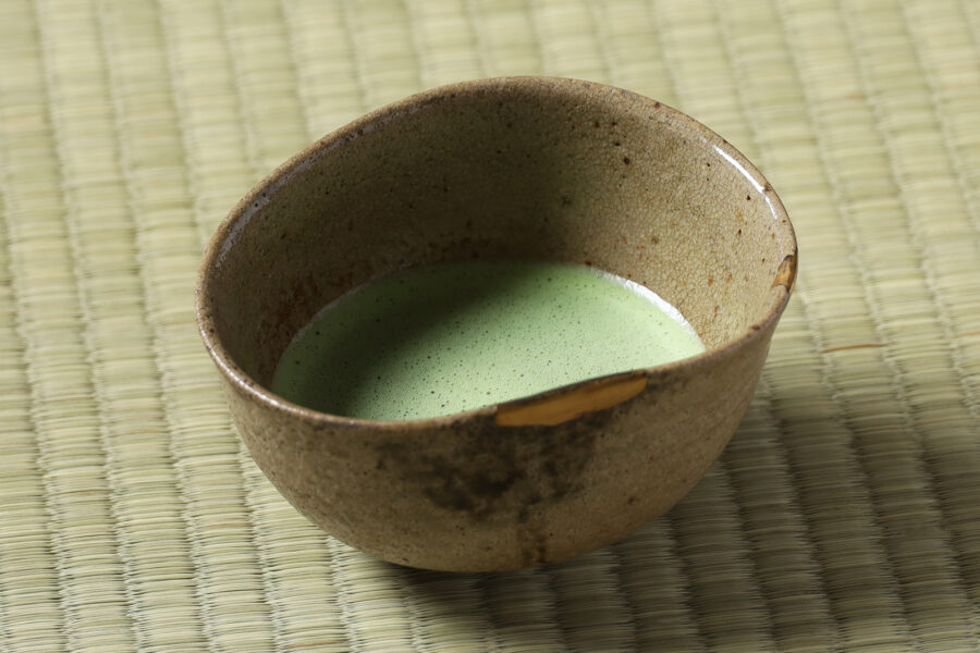 E-Garatsu Tea Bowl with Design of Grass（Momoyama-Edo Period）