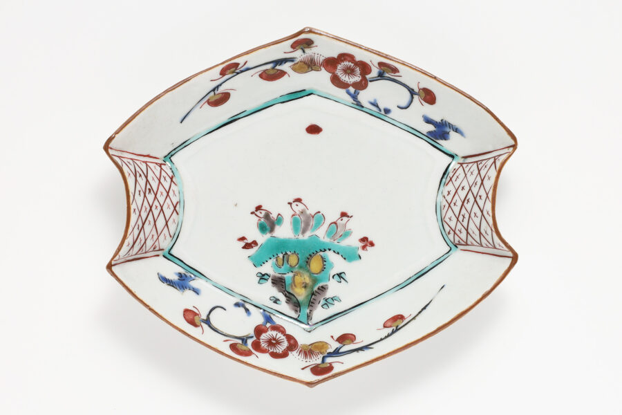 Old-Kutani Irregular shaped Small Dish with Design of Plum and Bird（Early 17th century）-1