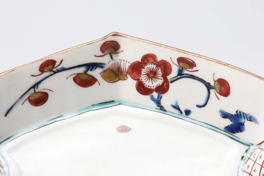 Old-Kutani Irregular shaped Small Dish with Design of Plum and Bird（Early 17th century）-4