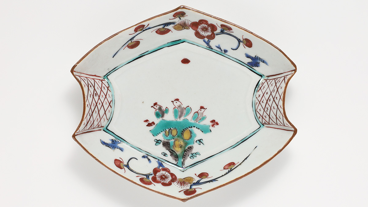 Old-Kutani Irregular shaped Small Dish with Design of Plum and Bird（Early 17th century）-1