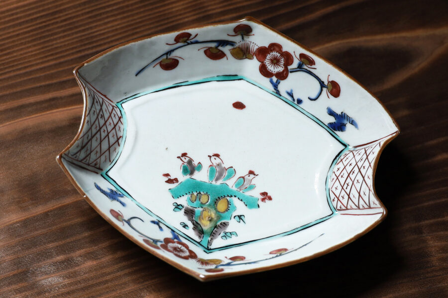 Old-Kutani Irregular shaped Small Dish with Design of Plum and Bird（Edo Period）