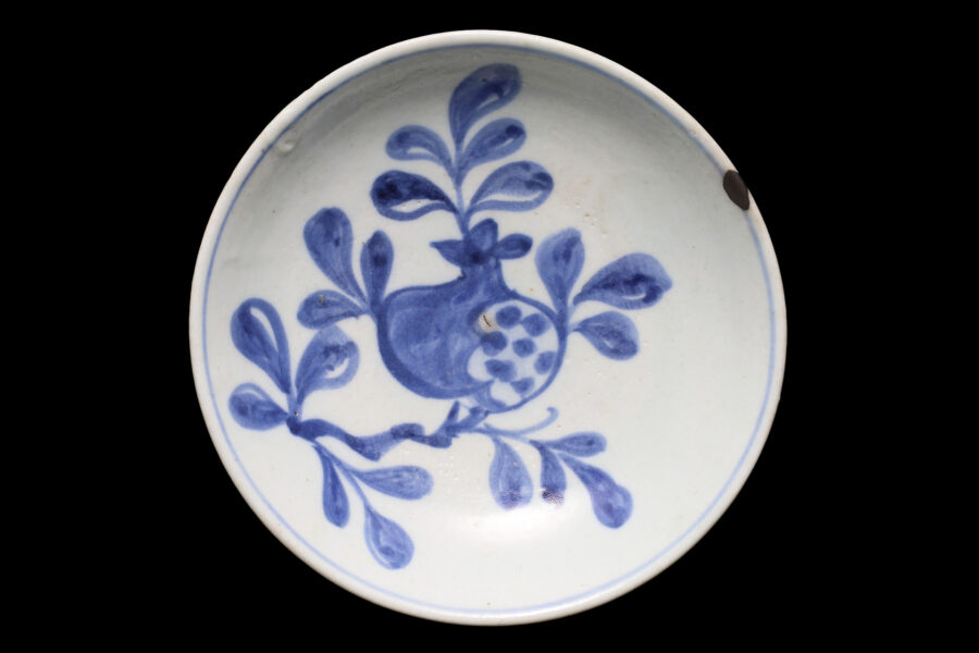 Blue-and-White Small Dish with Design of Pomegranate（Joseon Dynasty）-1