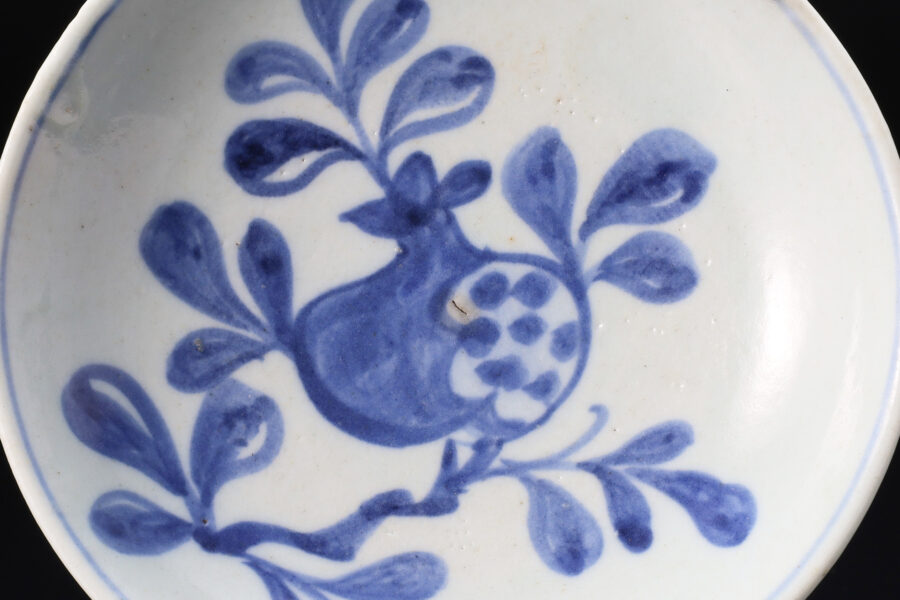 Blue-and-White Small Dish with Design of Pomegranate（Joseon Dynasty）-3