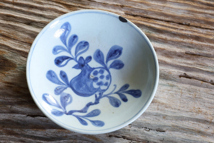 Blue-and-White Small Dish with Design of Pomegranate（Joseon Dynasty）