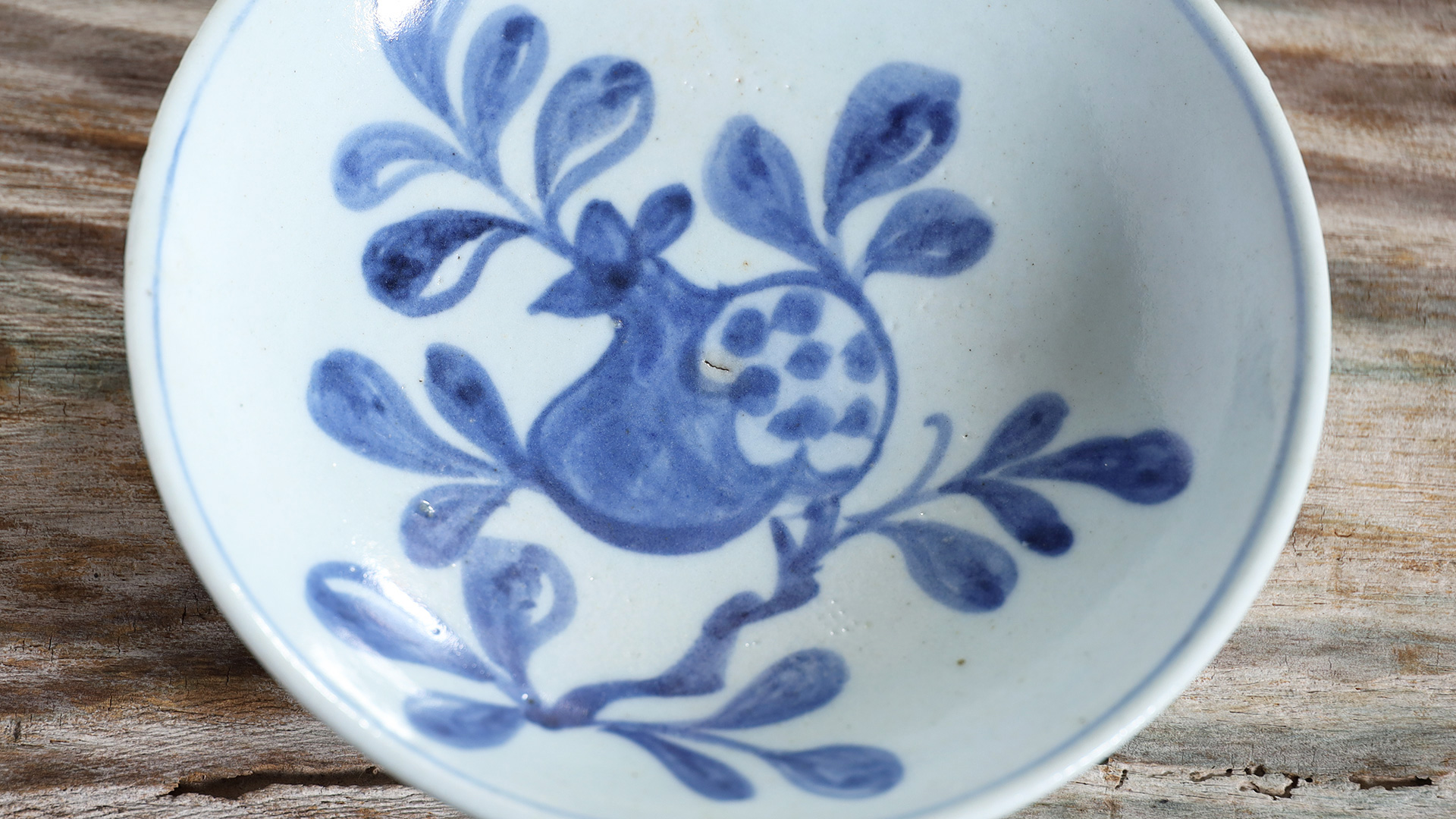 Blue-and-White Small Dish with Design of Pomegranate（Joseon Dynasty）-2