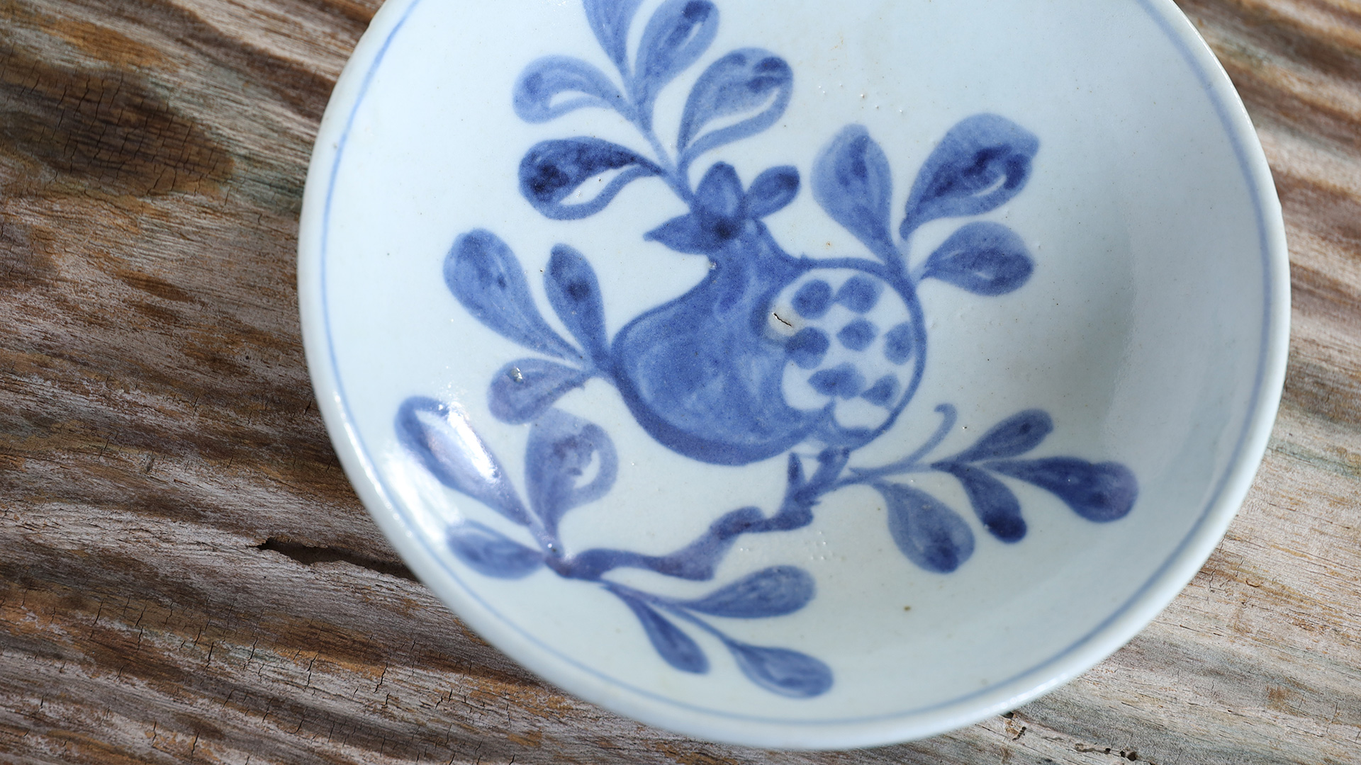 Blue-and-White Small Dish with Design of Pomegranate（Joseon Dynasty）-y1