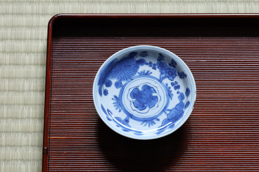 Kosometsuke Flat Sake Cup with Design of Flower（Ming Dynasty）