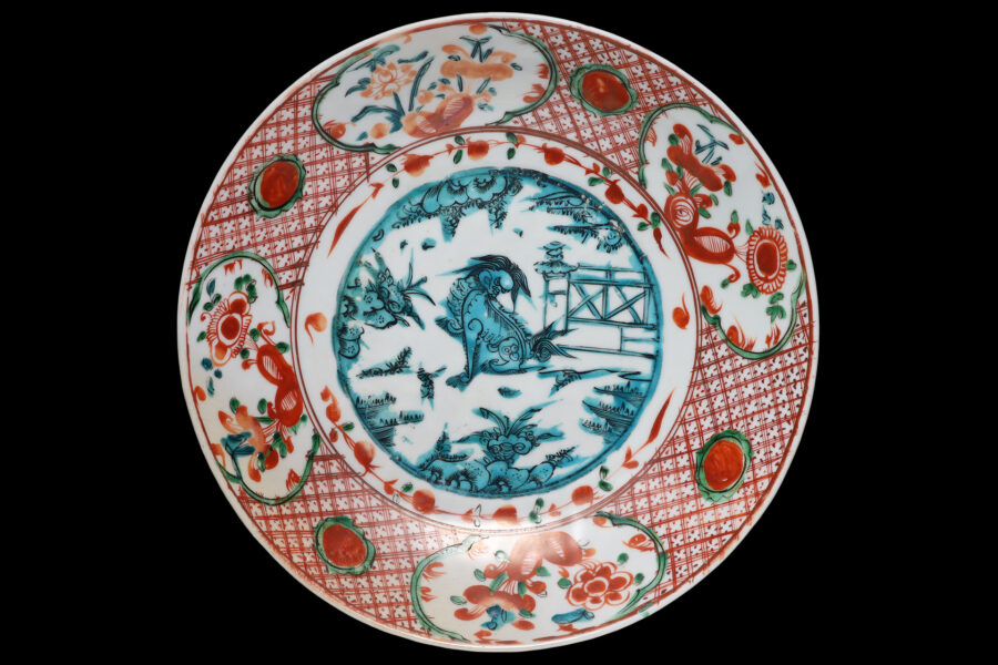 Gosu-Akae Large Dish with Design of Lion（Ming Dynasty）-1