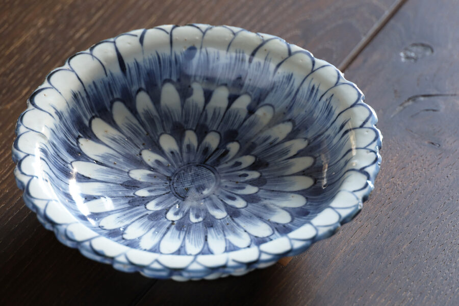 Kosometsuke Dish with Design of Chrysanthemum（Ming Dynasty）