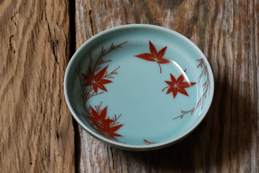 鍋島青磁色絵紅葉文小皿（江戸時代 / 所載品）