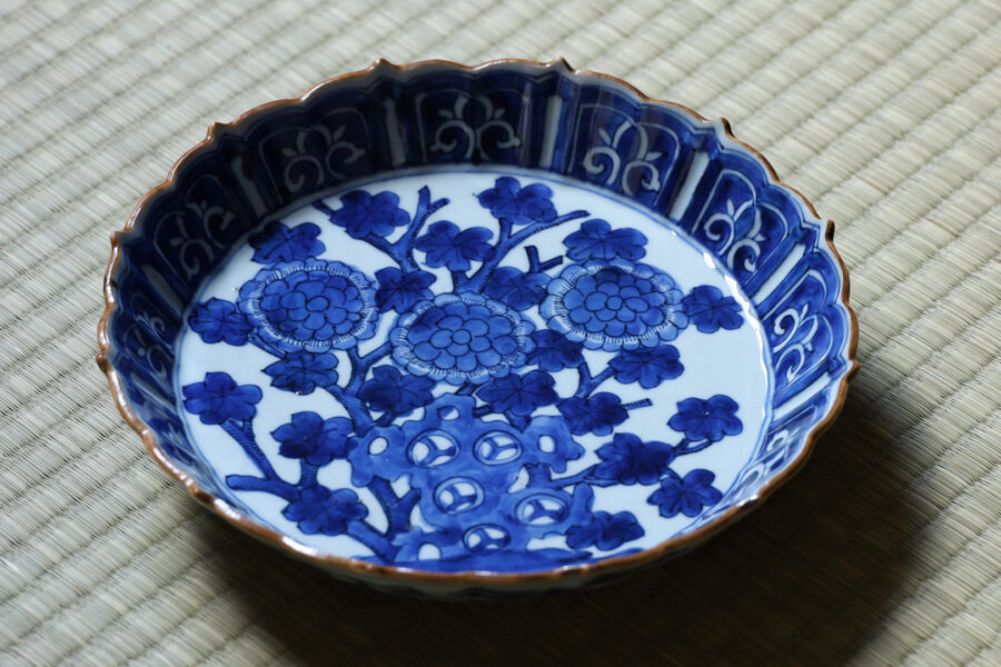 Shonzui Lobed-Shaped Flat Bowl with Design of Flower（Ming Dynasty）