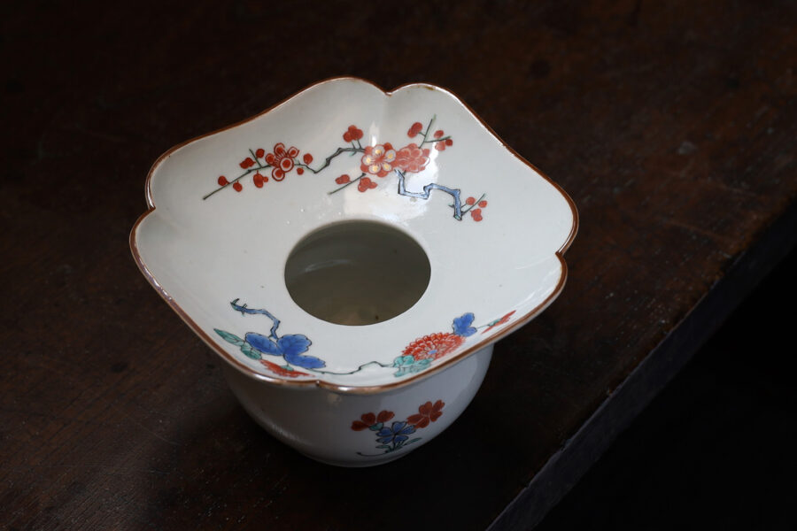 柿右衛門色絵梅菊桜文瓜壺（江戸時代）