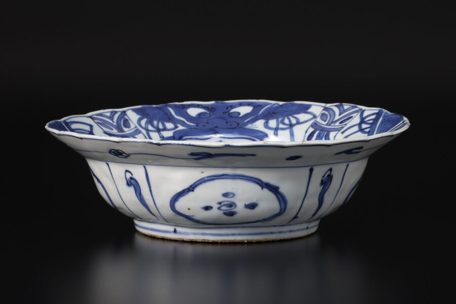 古染付芙蓉手草花文兜鉢（明時代）-1