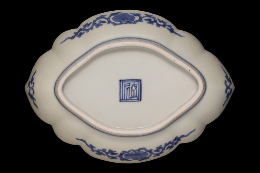 藍柿右衛門獅子牡丹文変形小皿（五客揃 / 江戸時代）-16