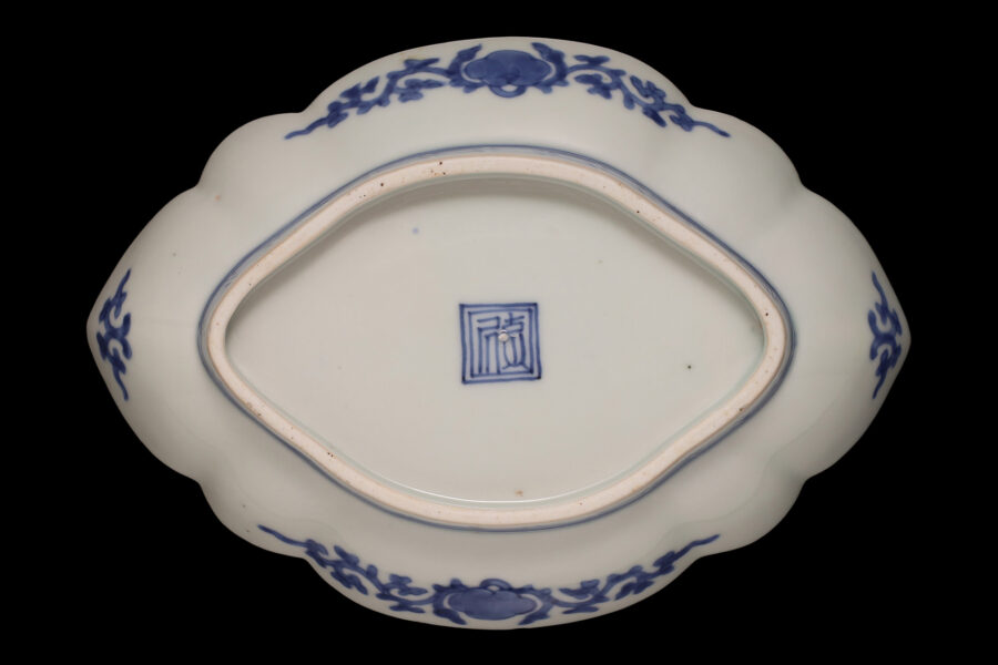 藍柿右衛門獅子牡丹文変形小皿（五客揃 / 江戸時代）-18