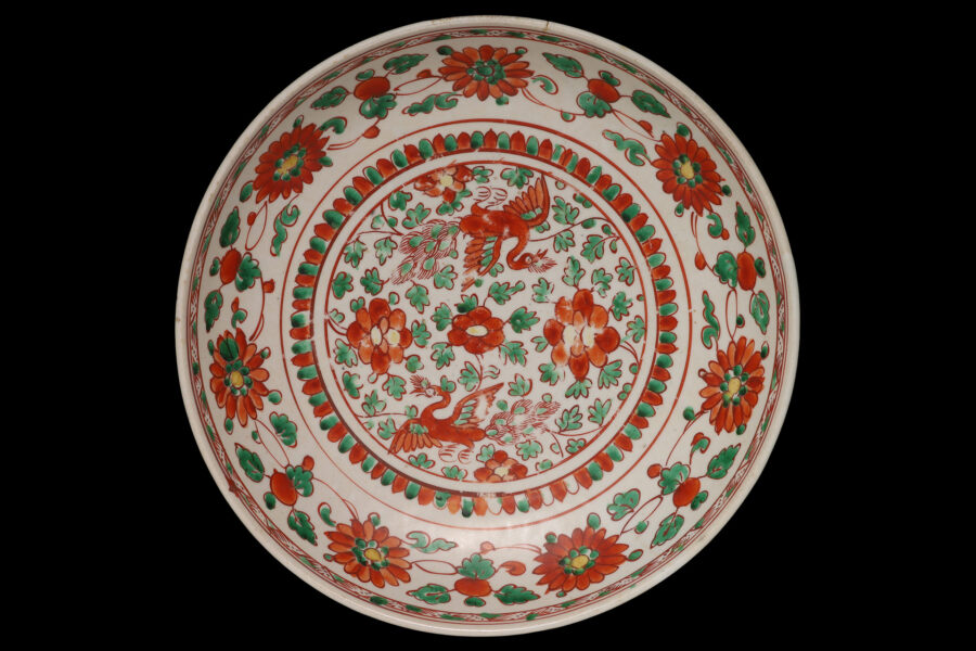 Ko-Akae Large Dish with Arabesques and Peacocks Design (Ming Dynasty / Included Work)